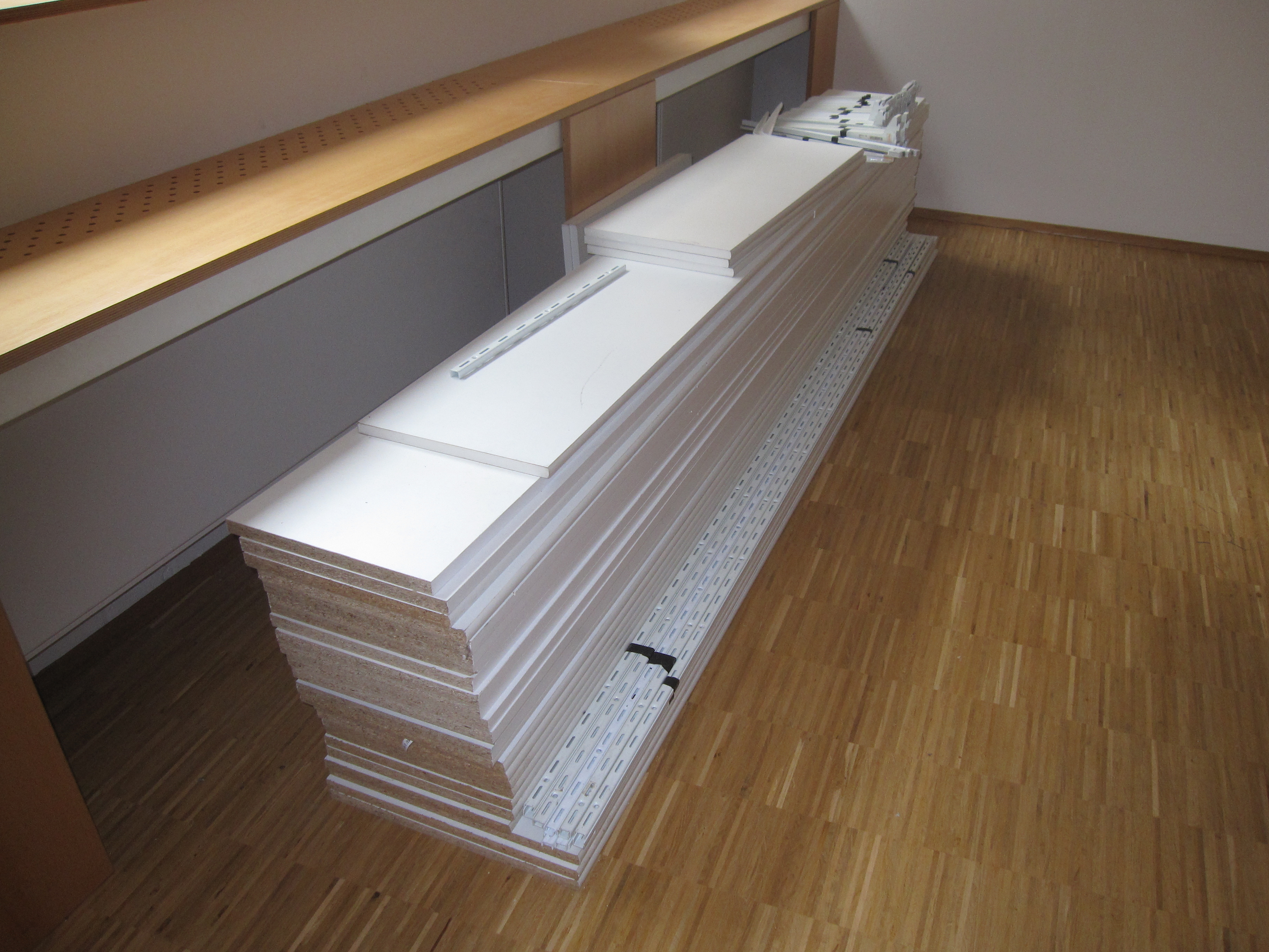 Regalsystem mit Wandschienen - Bueromoebel Bueromaterial - Köln