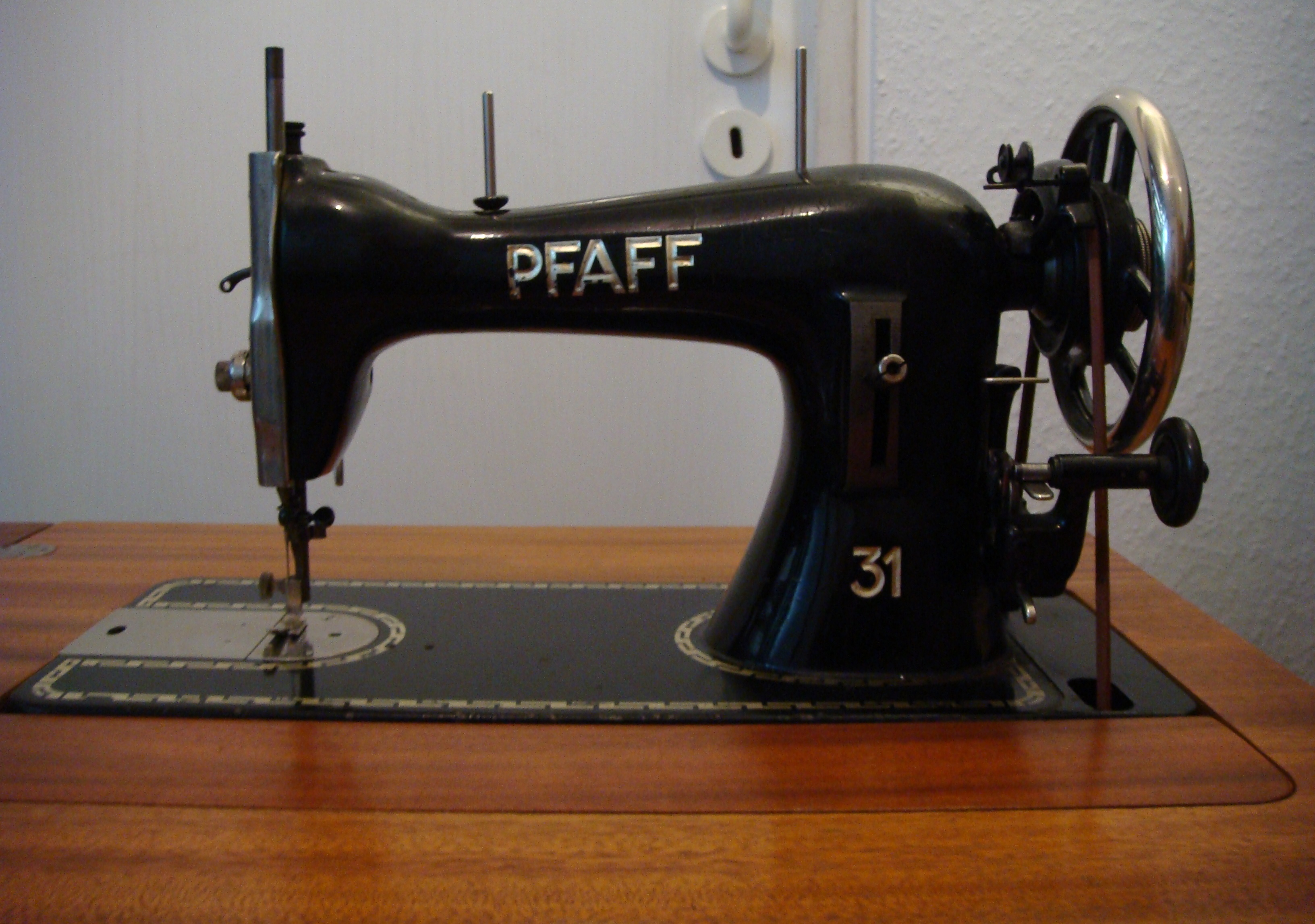 Pfaff Schranknähmaschine Nummer 31 - Hausrat Alles Sonstige - Hockenheim