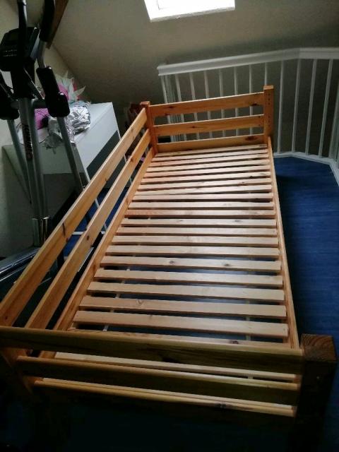 Holz Bett mit Lattenrost - Betten Bettzeug - Baden-Württemberg - Pforzheim