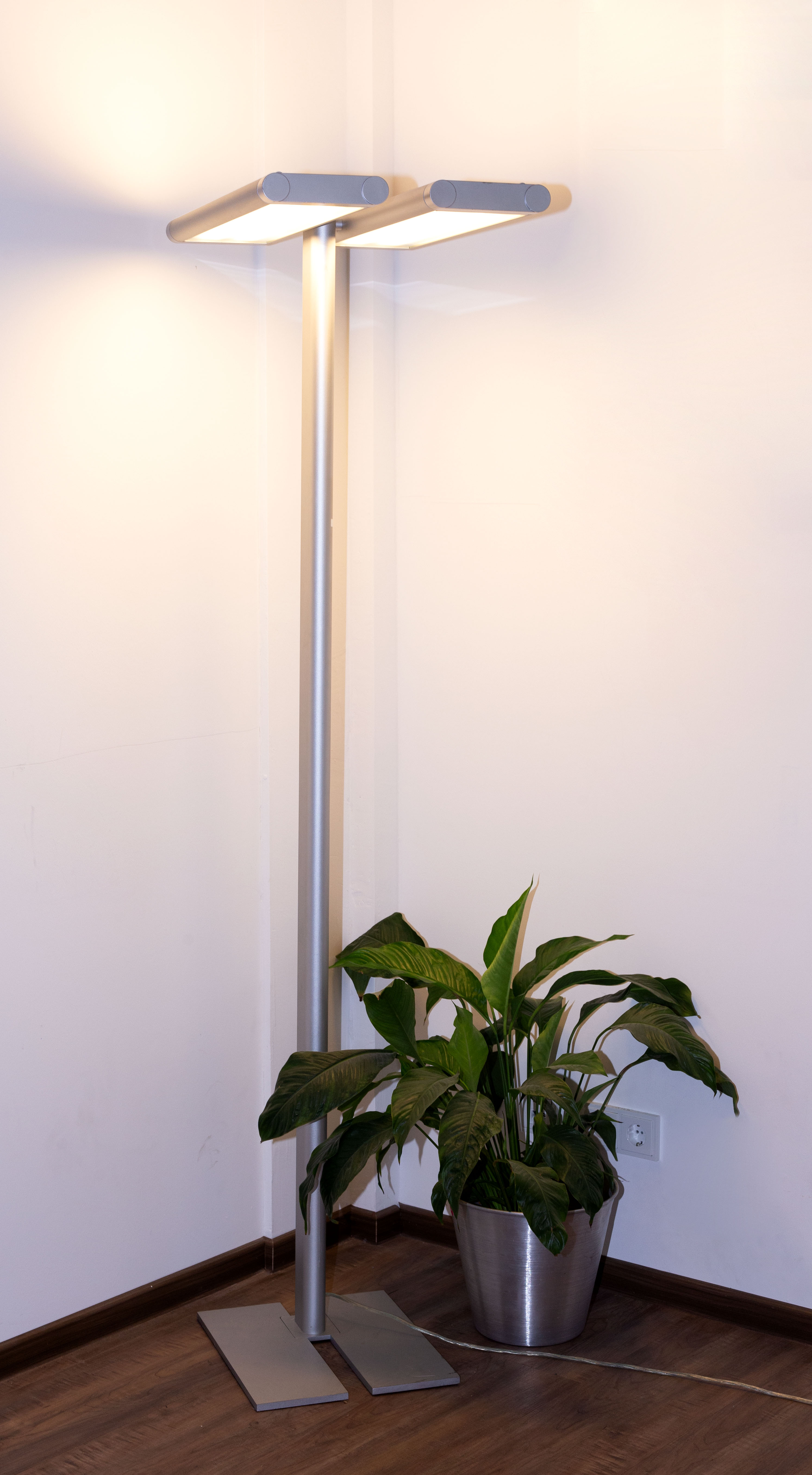 Stehlampe für Homeoffice oder Büro der Marke SLV - Bueromoebel Bueromaterial - Frankfurt (Main) - Ostend