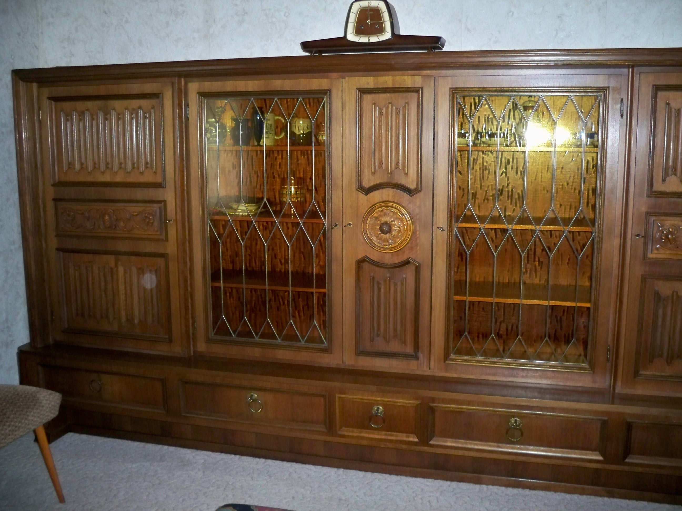 Wohnzimmerschrank mit Anrichte aus Holz,verschnörkelt - Wohnzimmerschrank Anbauwand - Mirow