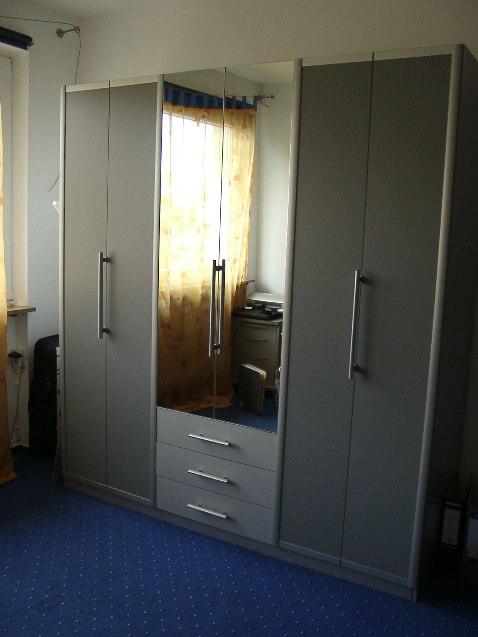 Kleiderschrank, silber mit Spiegeltür zu verkaufen - Sonstige Schlafzimmermoebel - Koblenz