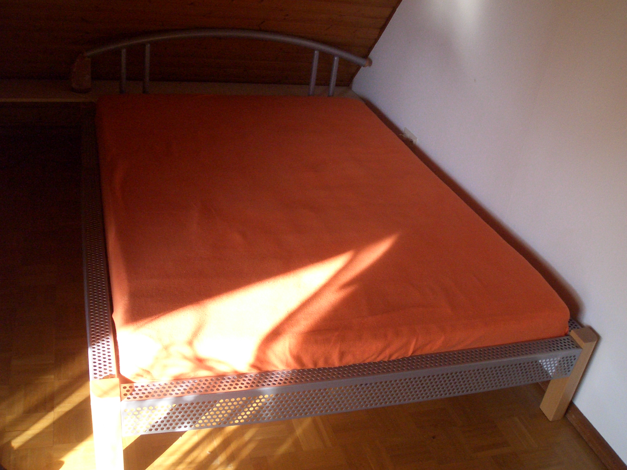 Gut erhaltenes Futon-Bett 140x200 - Betten Bettzeug - Karlsruhe