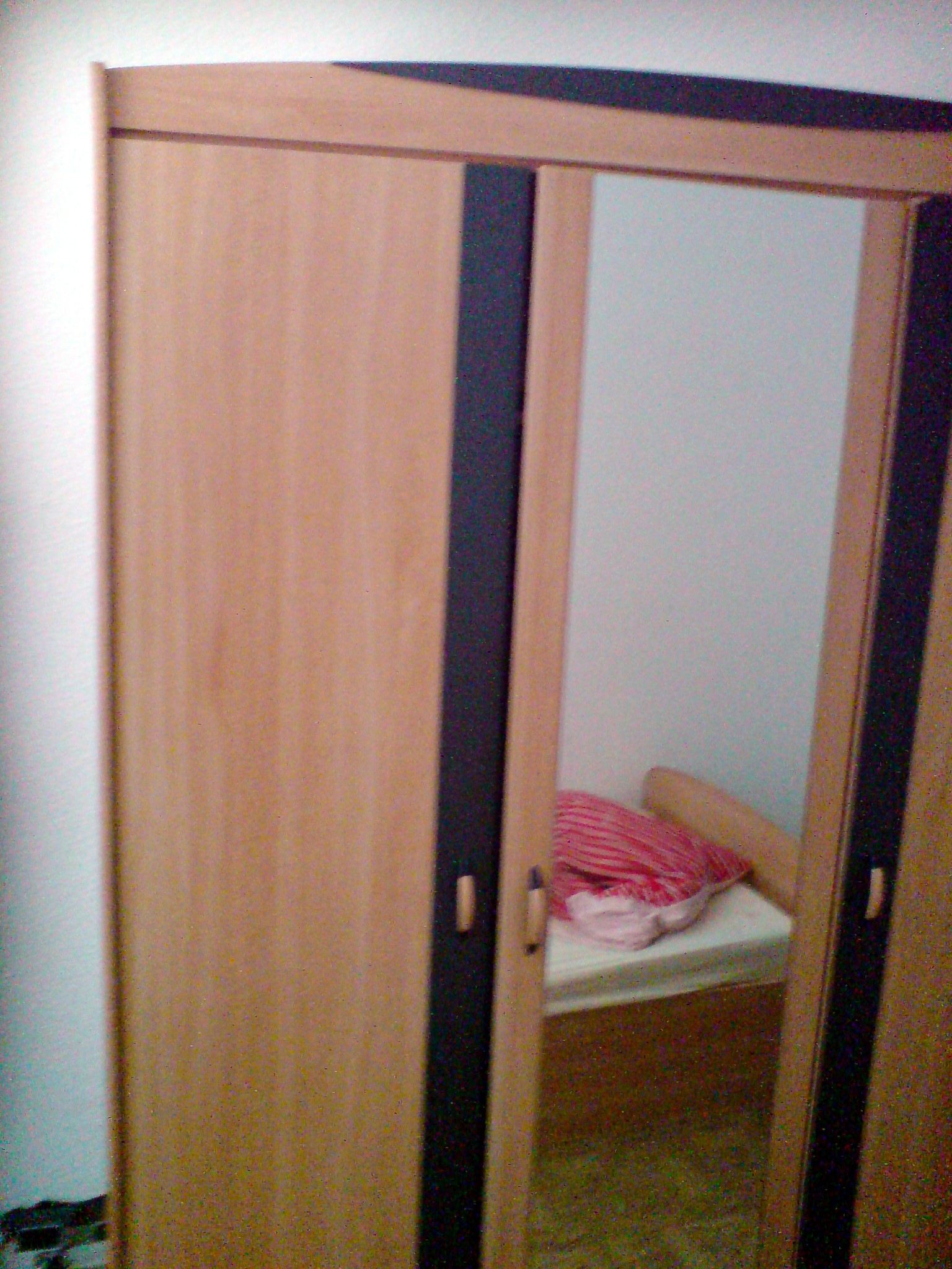 Kleiderschrank mit Spiegeltür für 15 Euro zu verkaufen - Sonstige Schlafzimmermoebel - Halberstadt