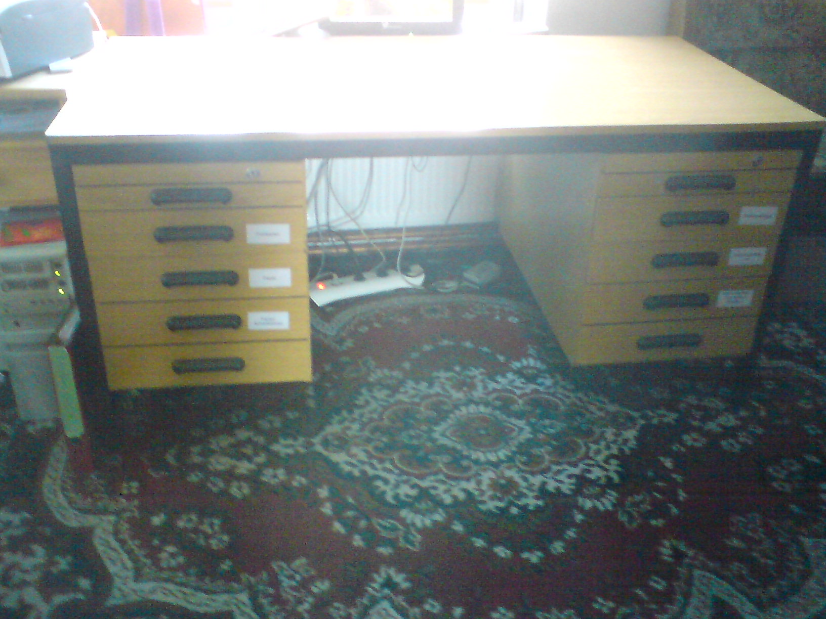 Massiver Schreibtisch
